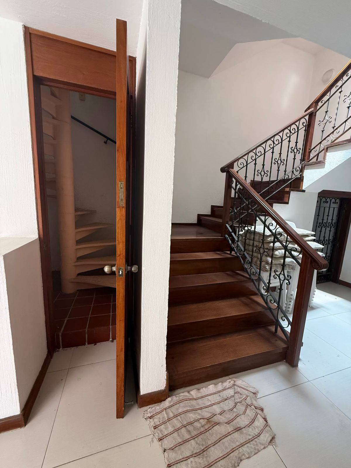 18 de 35: Doble escalera. La de servicio conduce al área de servicio