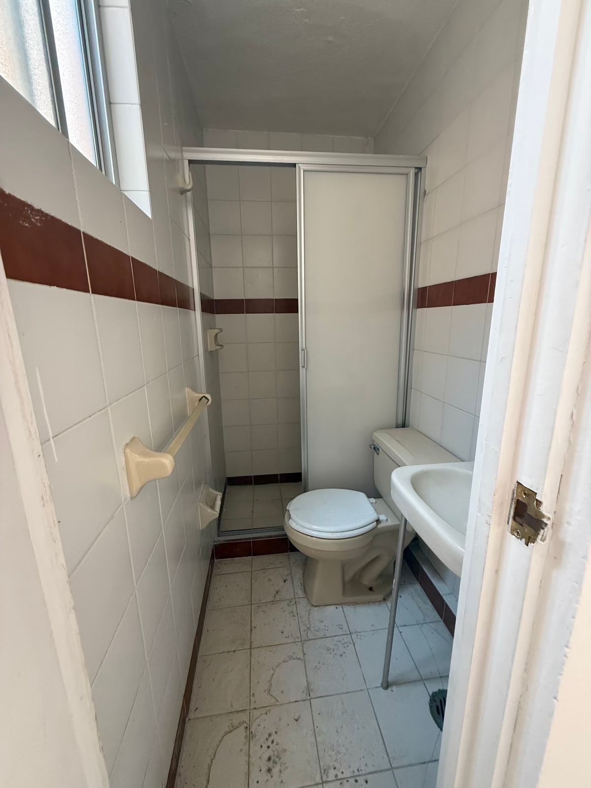 34 de 35: Baño completo cuarto de servicio