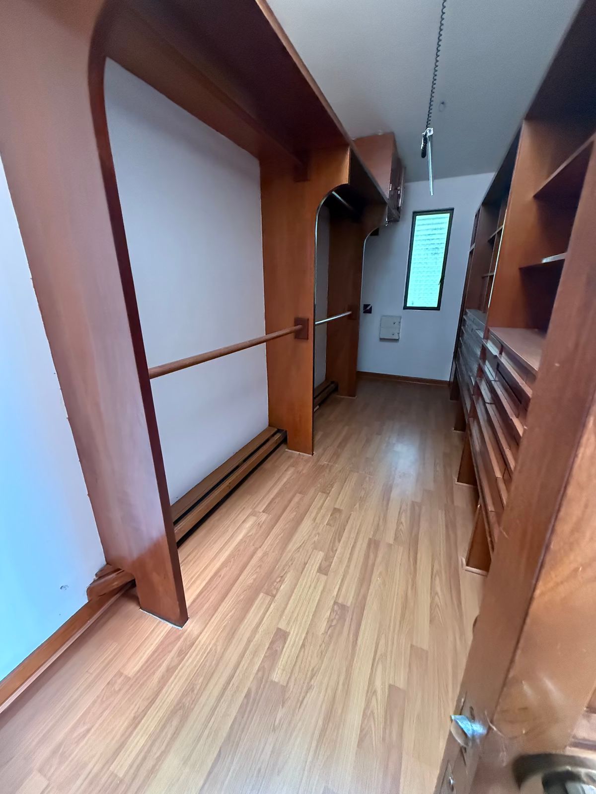 22 de 35: Gran vestidor de la recámara principal