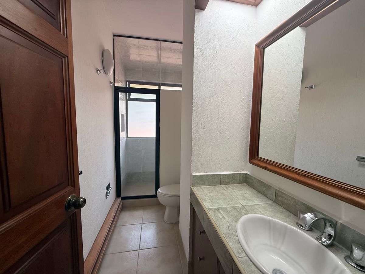 28 de 35: Baño completo 1 de las habitaciones secundarias