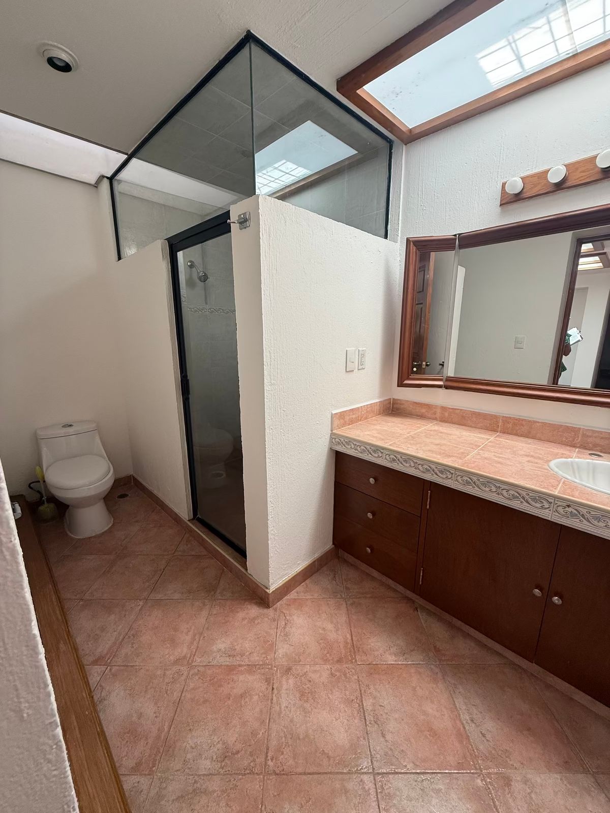 29 de 35: Baño completo 2 de las habitaciones secundarias