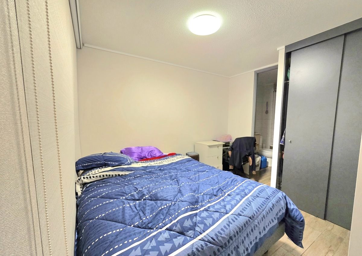 Dormitorio con baño
