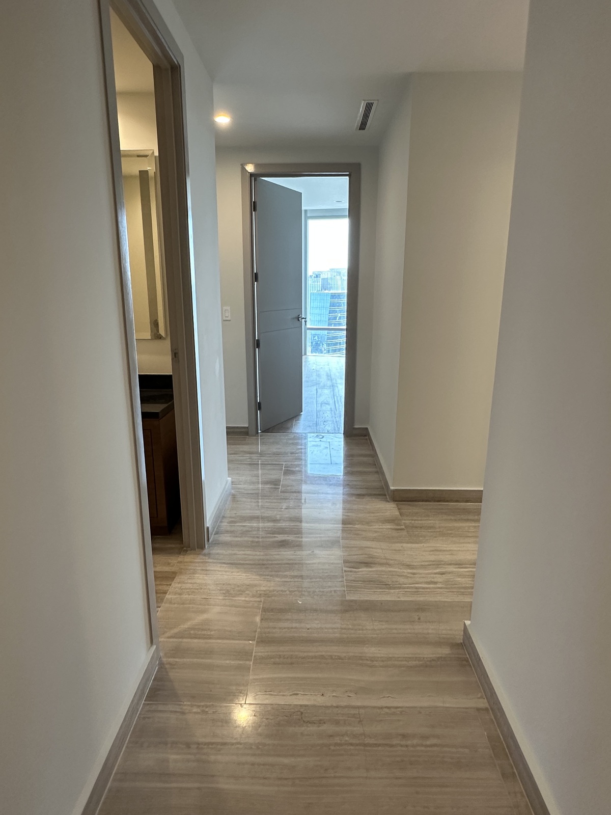3 de 15: Pasillo a los cuartos