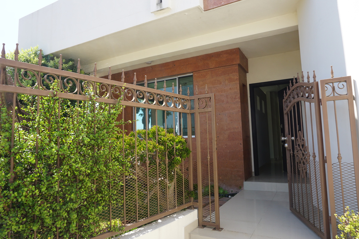 3 de 33: Patio de entrada