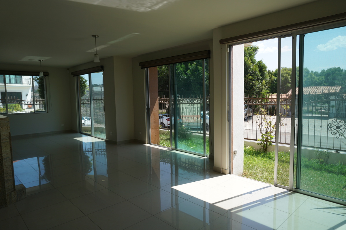 5 de 33: Sala con vista al patio y casa club