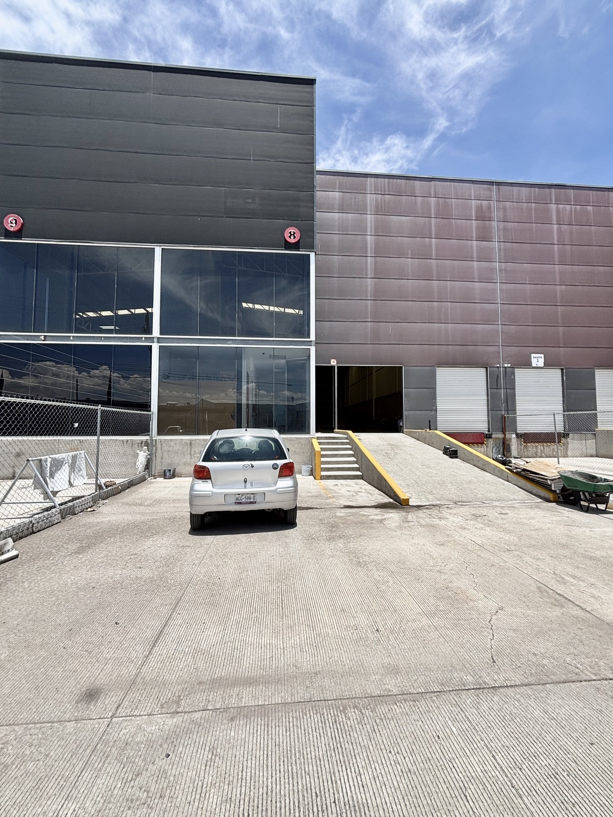 2 de 7: 1 rampa de acceso y 1 anden de carga y descarga .