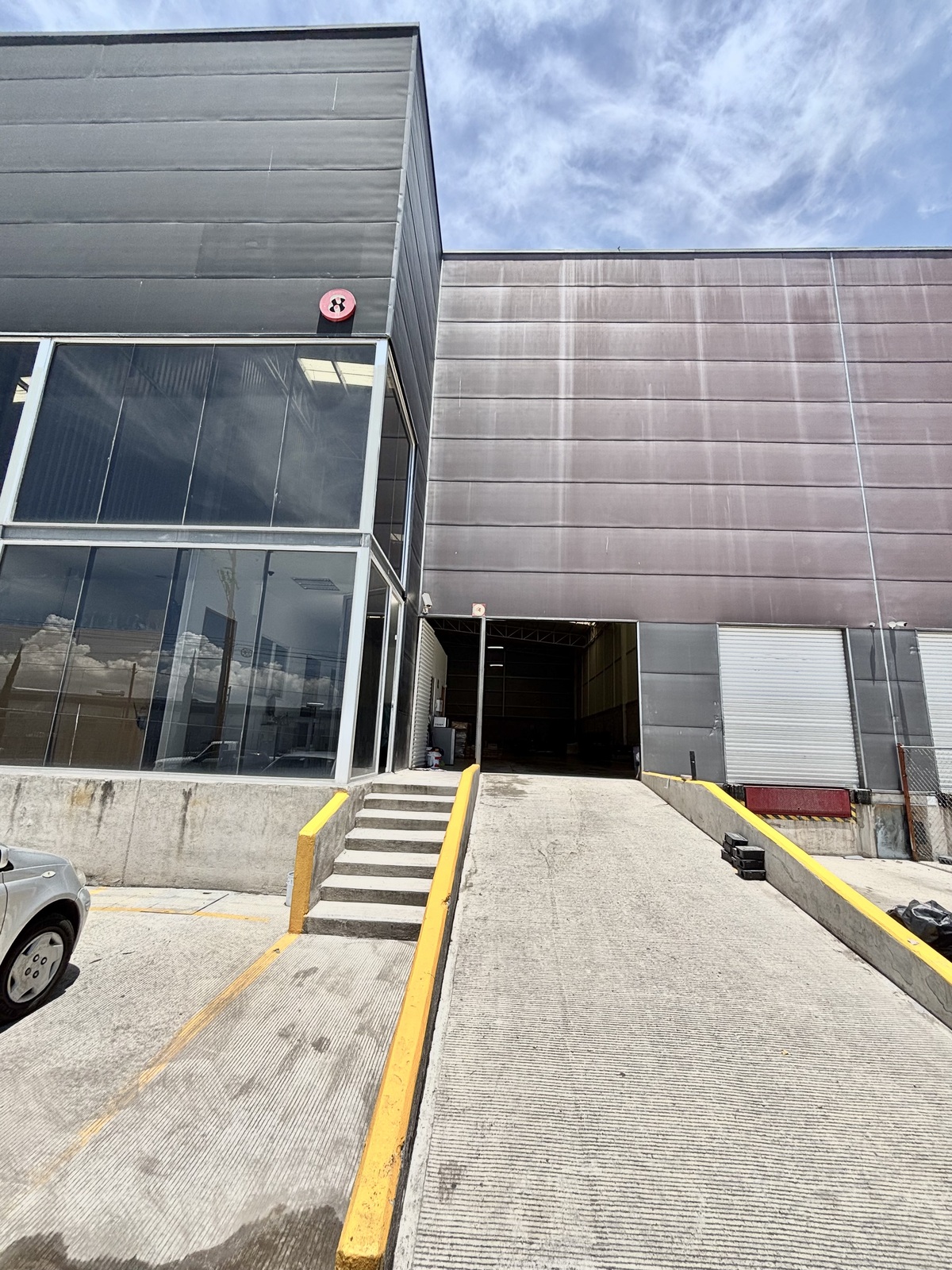 1 de 7: Bodega de  600 m2 y 4 estacionamientos al frente