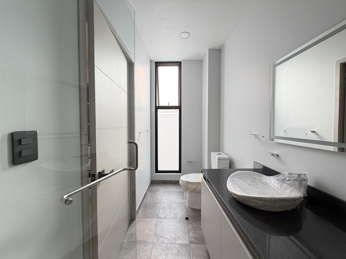 24 of 26: Baño habitación 2