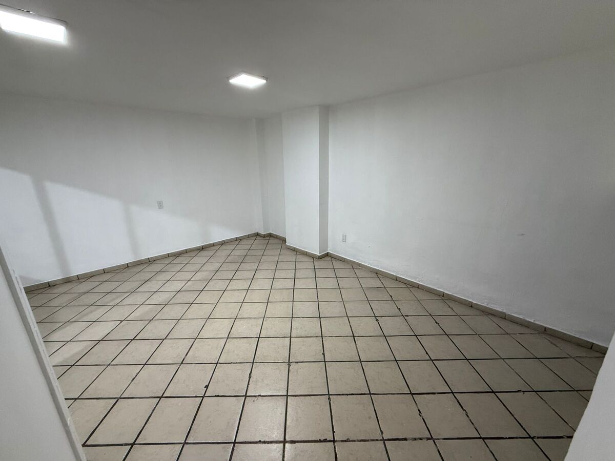 3 of 17: Cuarto Planta Baja Frente