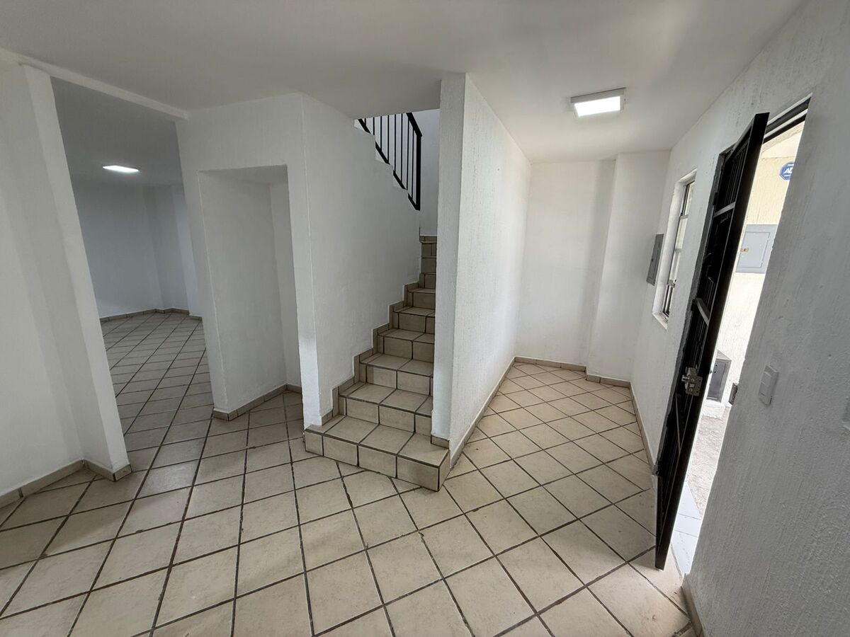 2 of 17: Escaleras y Recepcion