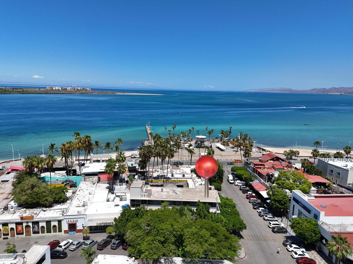 2 de 18: Edificio y vista al Mar