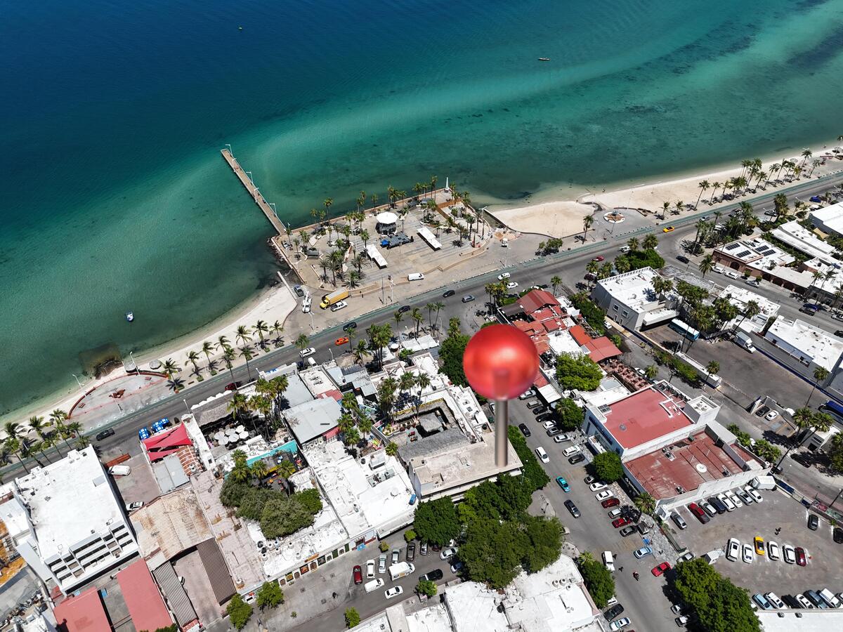 5 de 18: Vista del Edifico hacia el Mar y Kiosco del Malecon