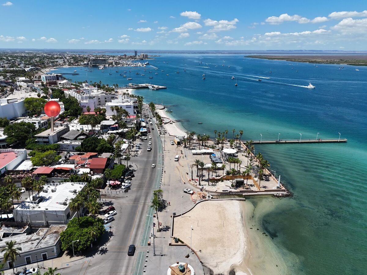 4 de 18: Edificio a 500 mts del Kiosco Principal del Malecon