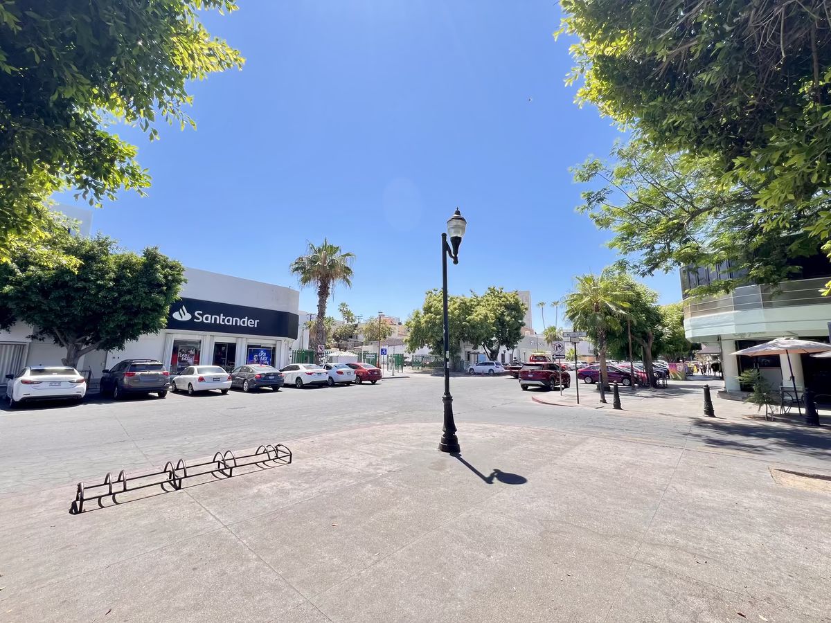 17 de 18: Entorno comercial sobre la calle 16 de septiembre