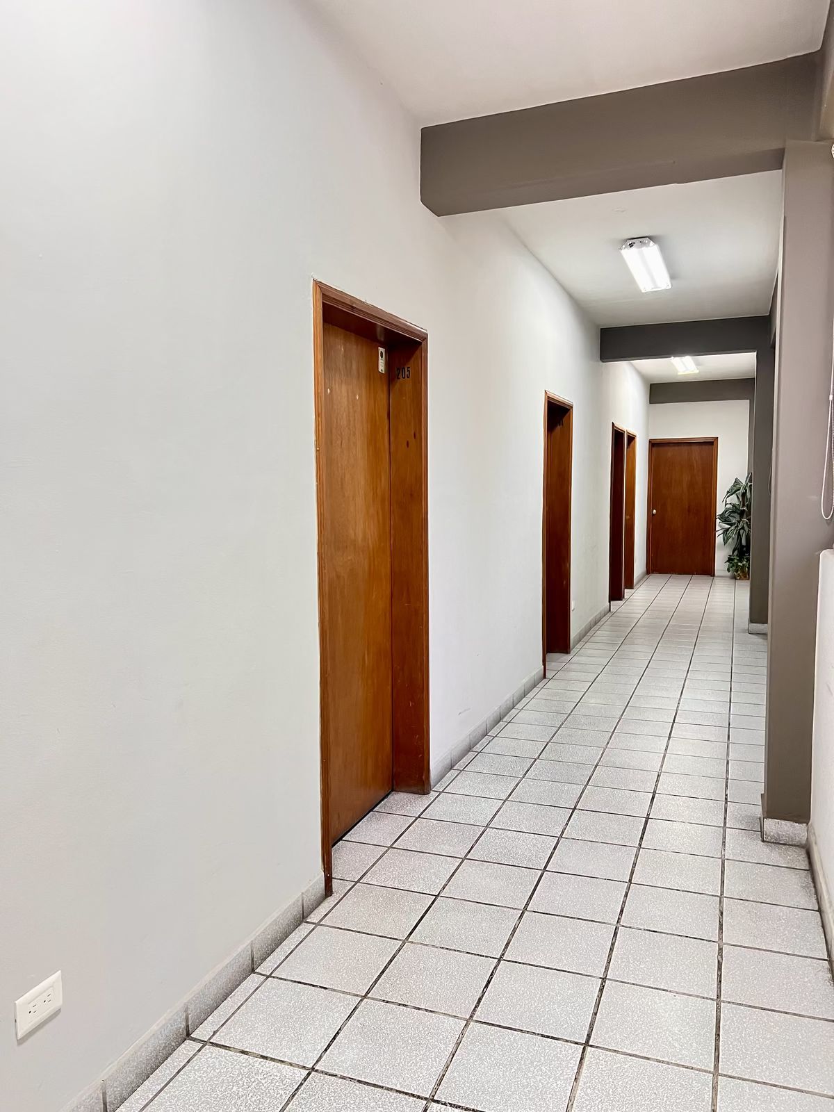 9 de 18: Primer piso con 5 consultorios y oficinas