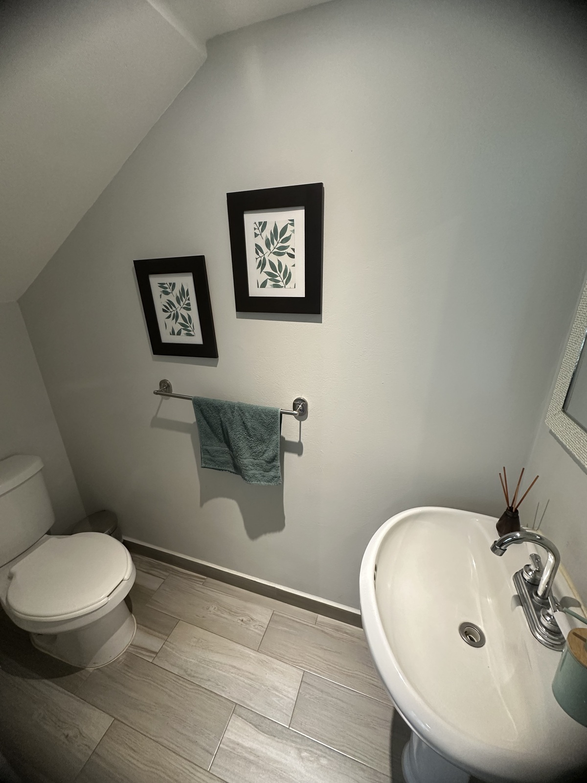 13 of 31: medio baño de visitas