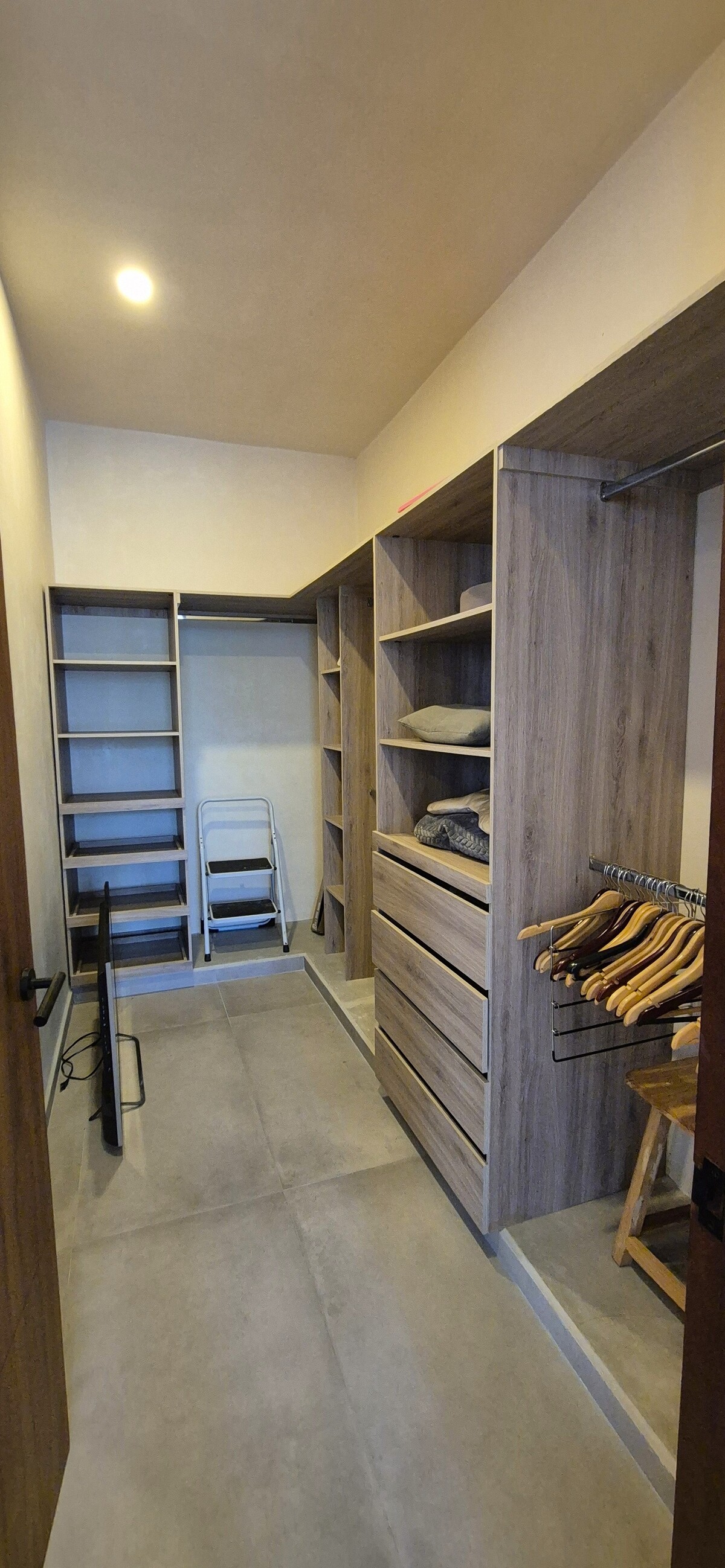22 de 33: CLOSET VESTIDOR REC SECUNDARIA