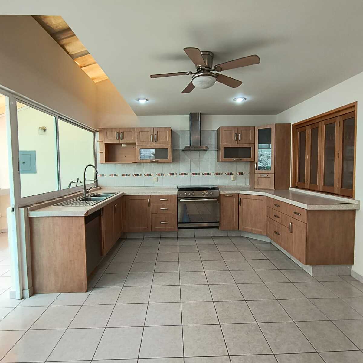 1 of 19: Cocina equipada