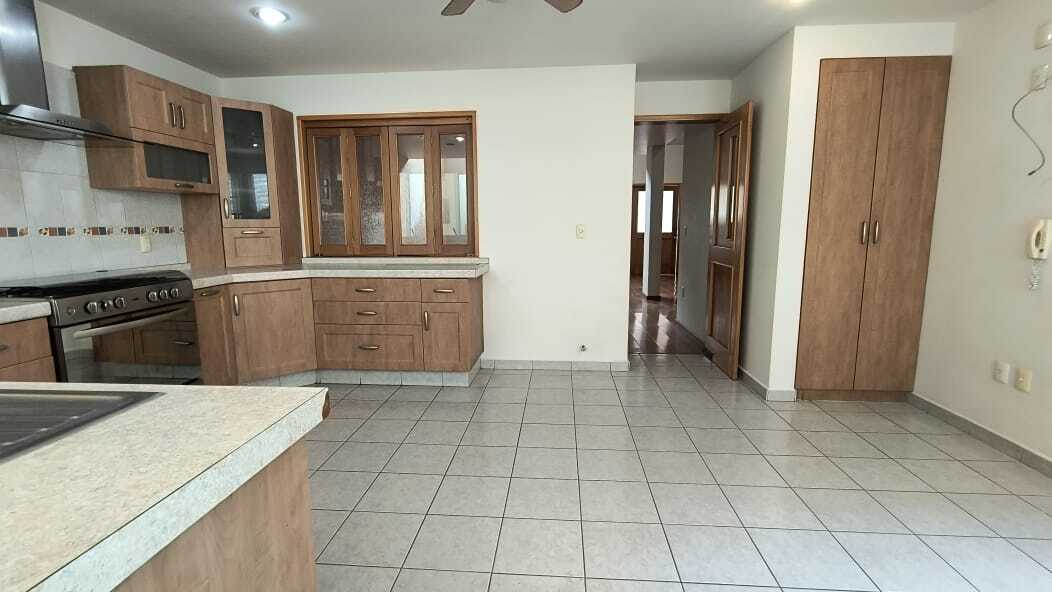 3 of 19: Cocina equipada