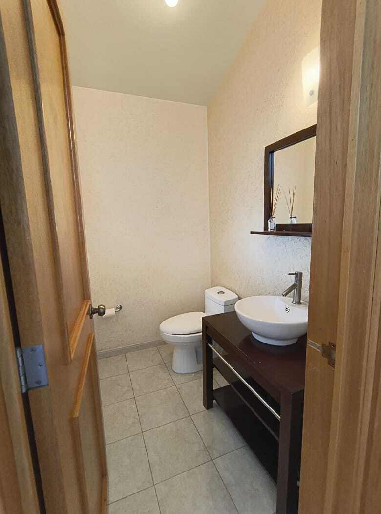 7 of 19: Medio baño