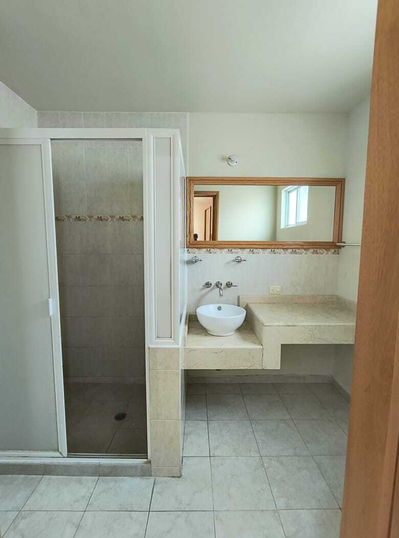17 of 19: Baño en recámara 3 en PA