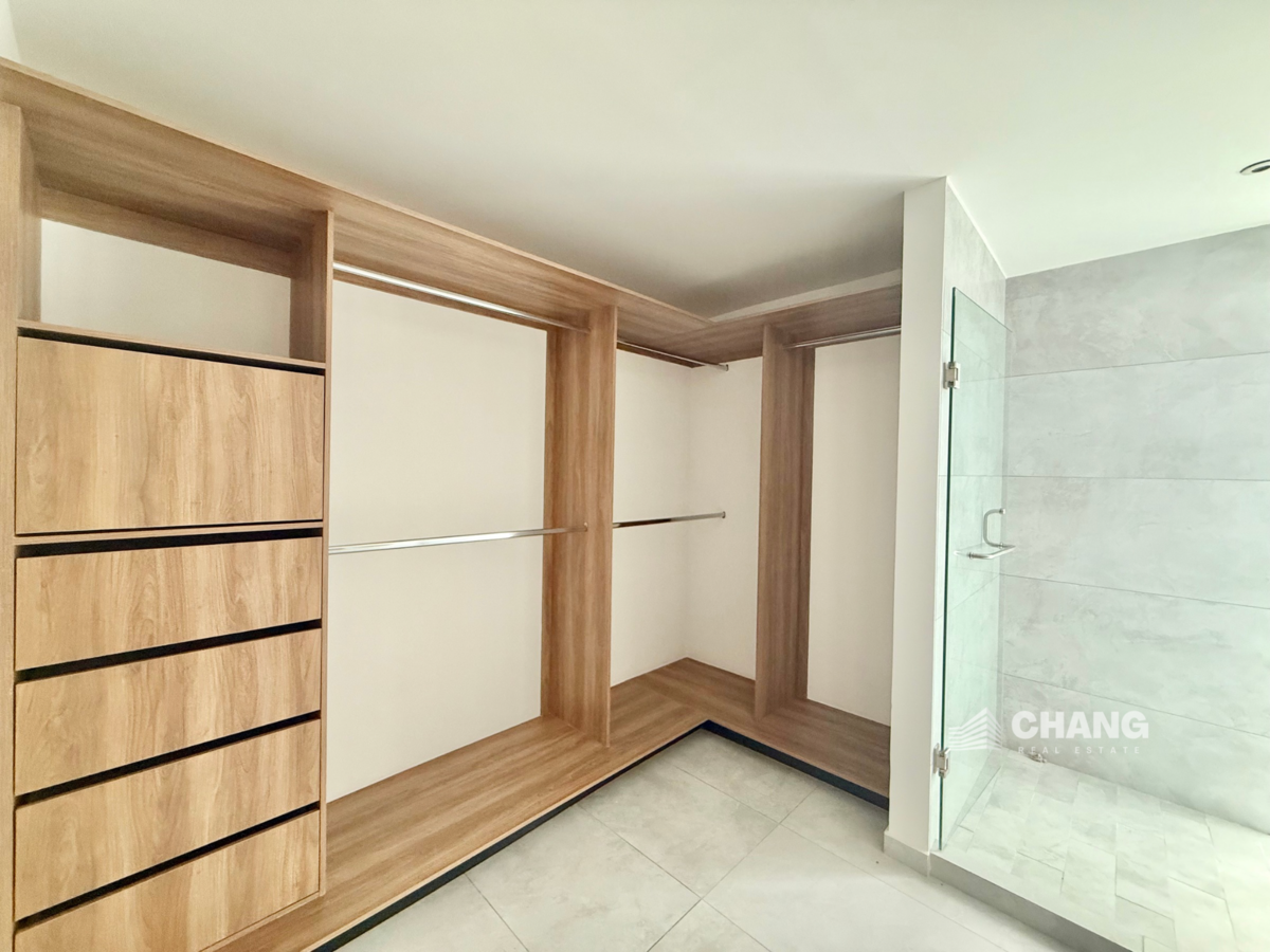 4 de 22: Vestidor habitación principal