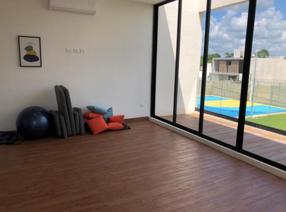 42 de 50: Salón de Yoga