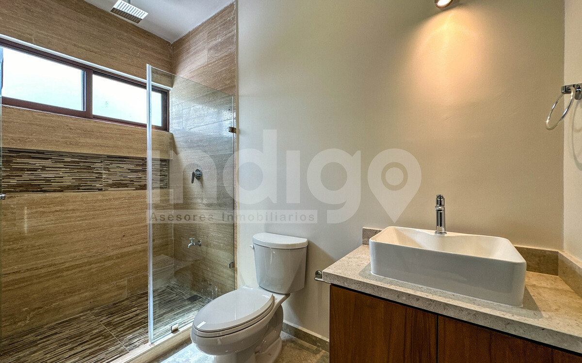 32 de 50: Baño Recámara Secundaria en Planta Alta