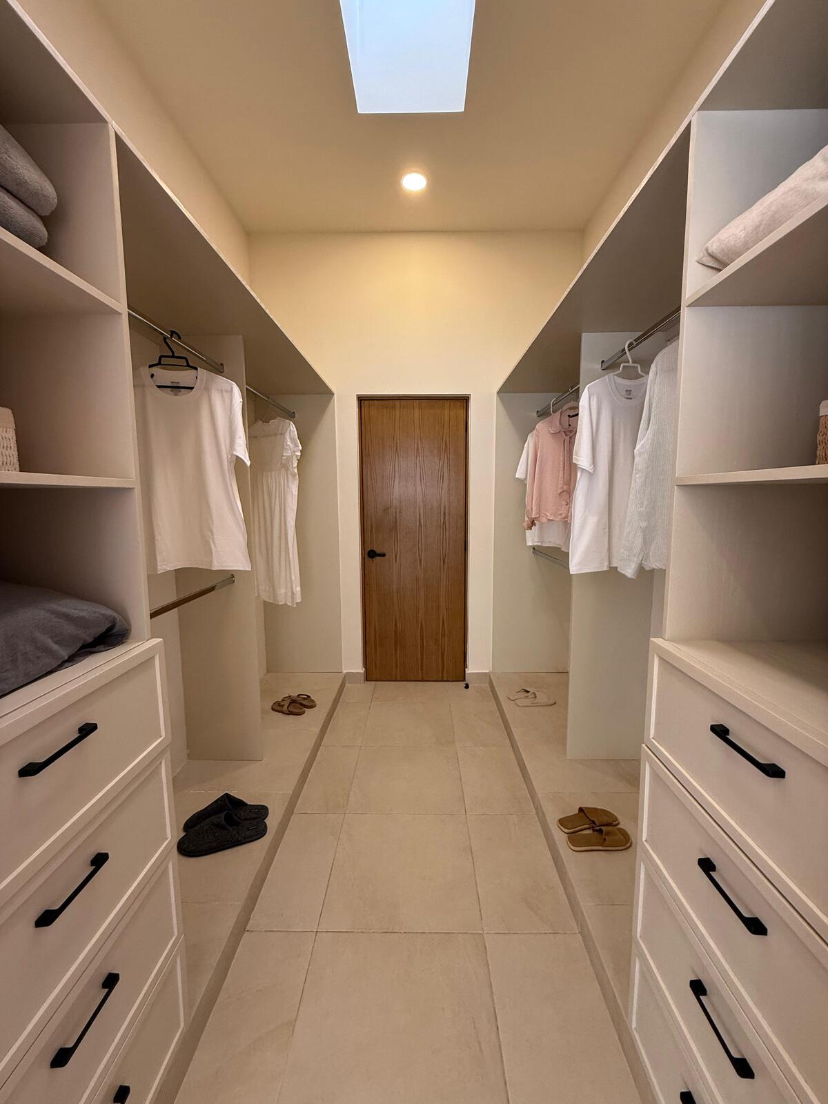 9 de 16: Closet Vestidor, Habitación Principal