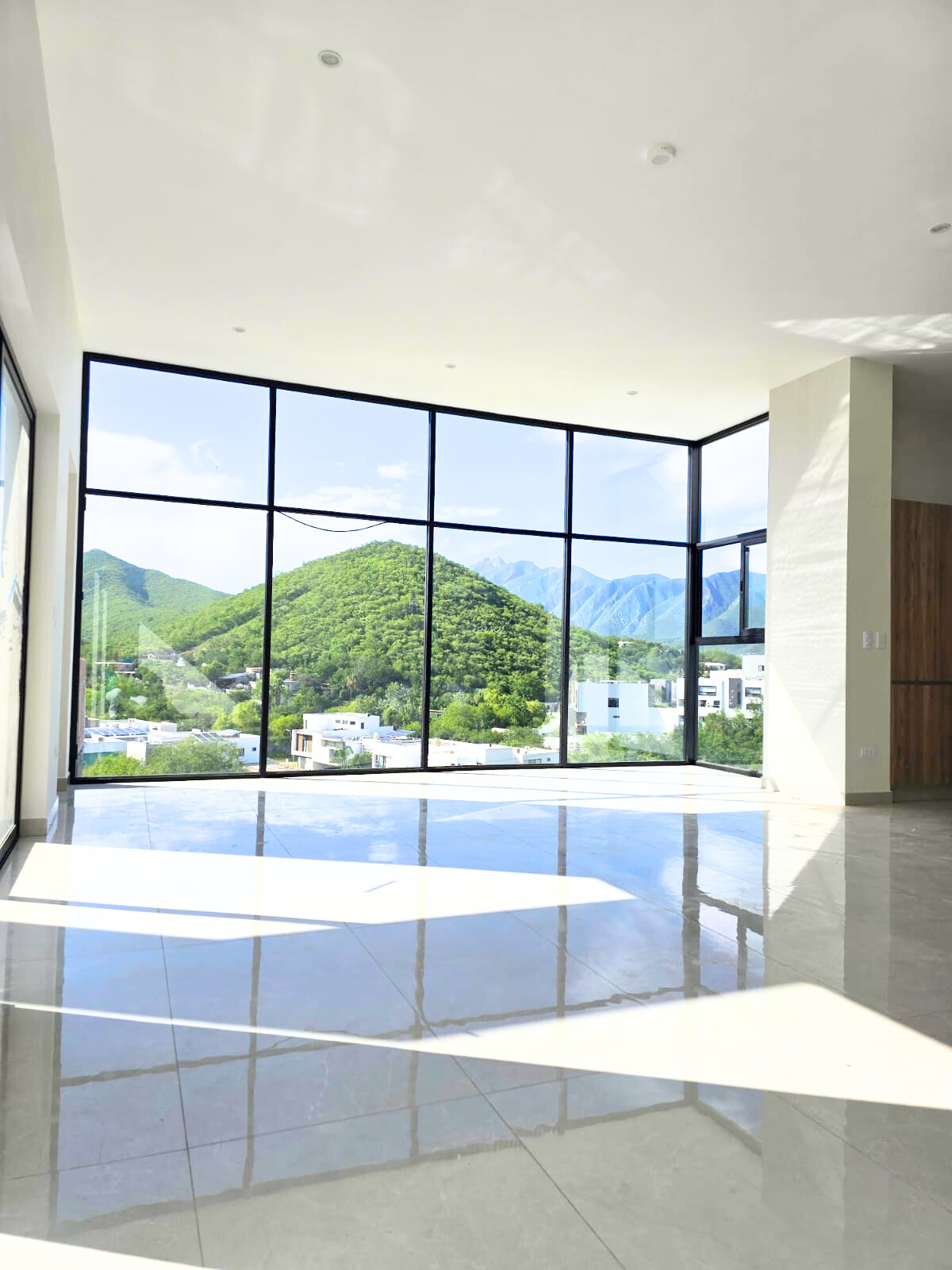 3 of 21: Área de Sala y Comedor