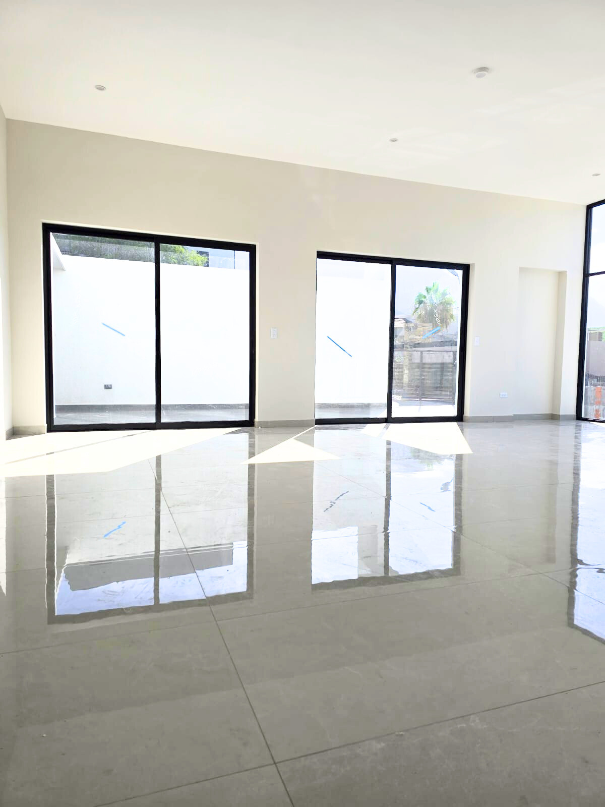 4 of 21: Área de Sala y Comedor