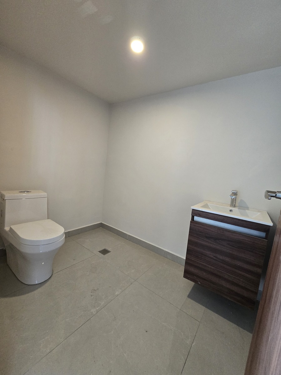 17 of 21: 1/2 Baño de visitas