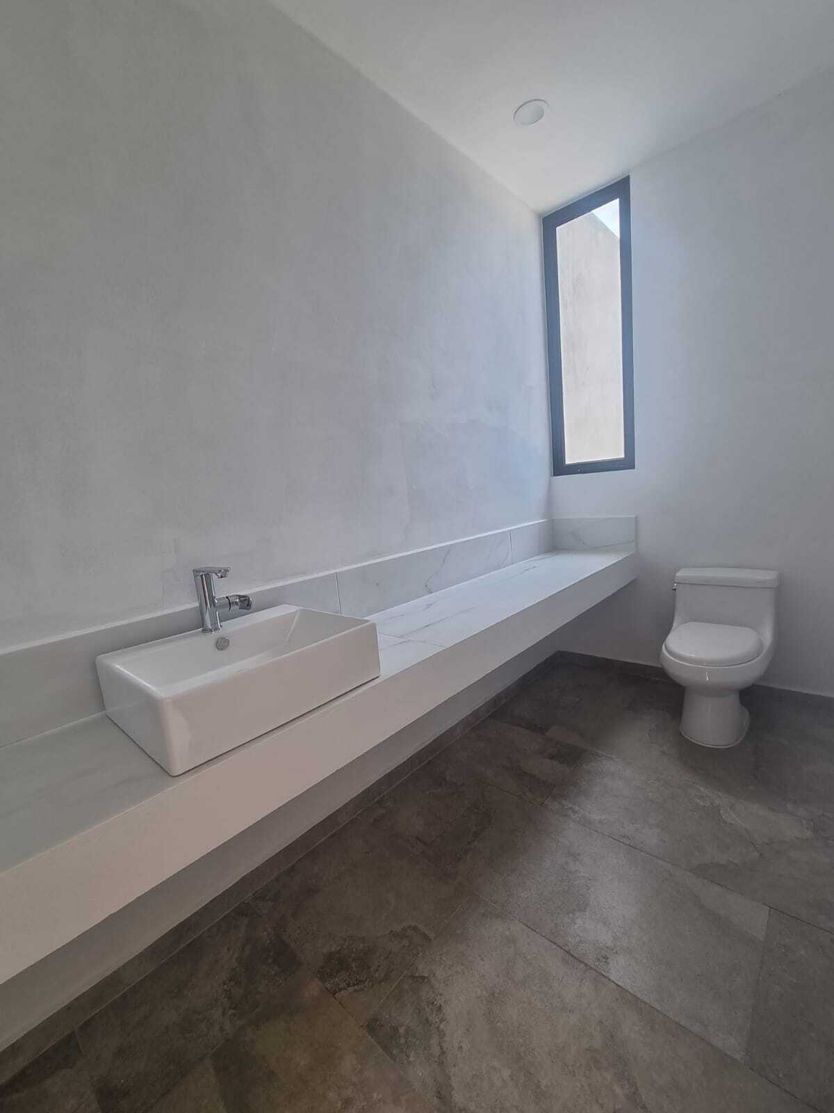 3 of 13: Medio baño planta baja