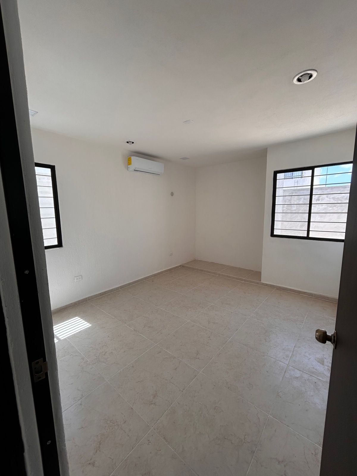 4 de 14: Recámara 1 , con buena iluminación, ya incluye A/A