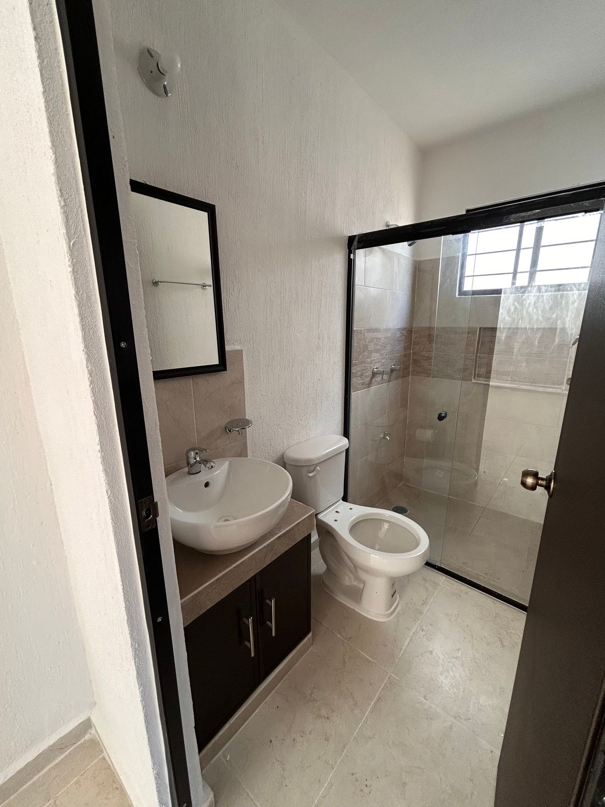 7 de 14: Baño con cancel de cristal templado