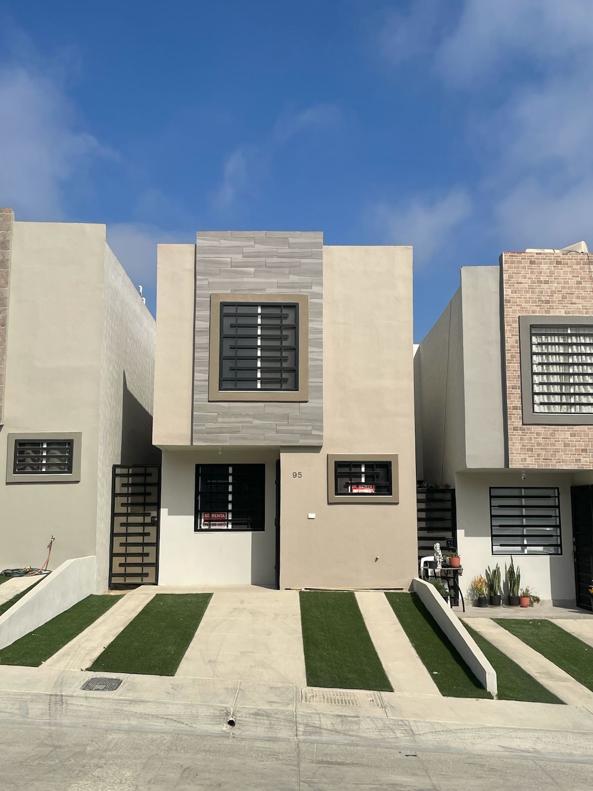 5 of 23: Fachada de la casa