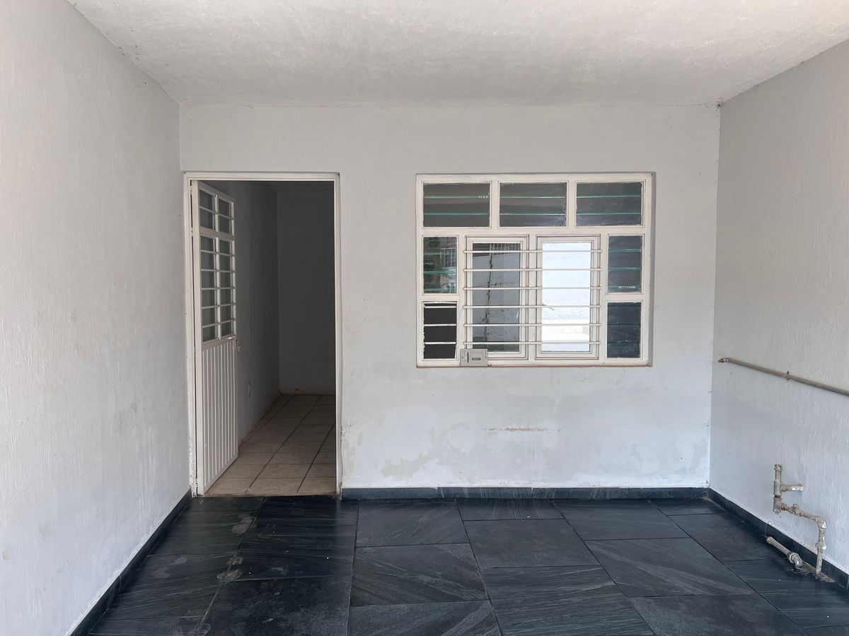 2 de 11: ENTRADA PRINCIPAL Y COCHERA