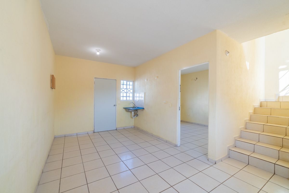 5 de 19: Puerta de recamara Principal y escaleras para la 2da planta