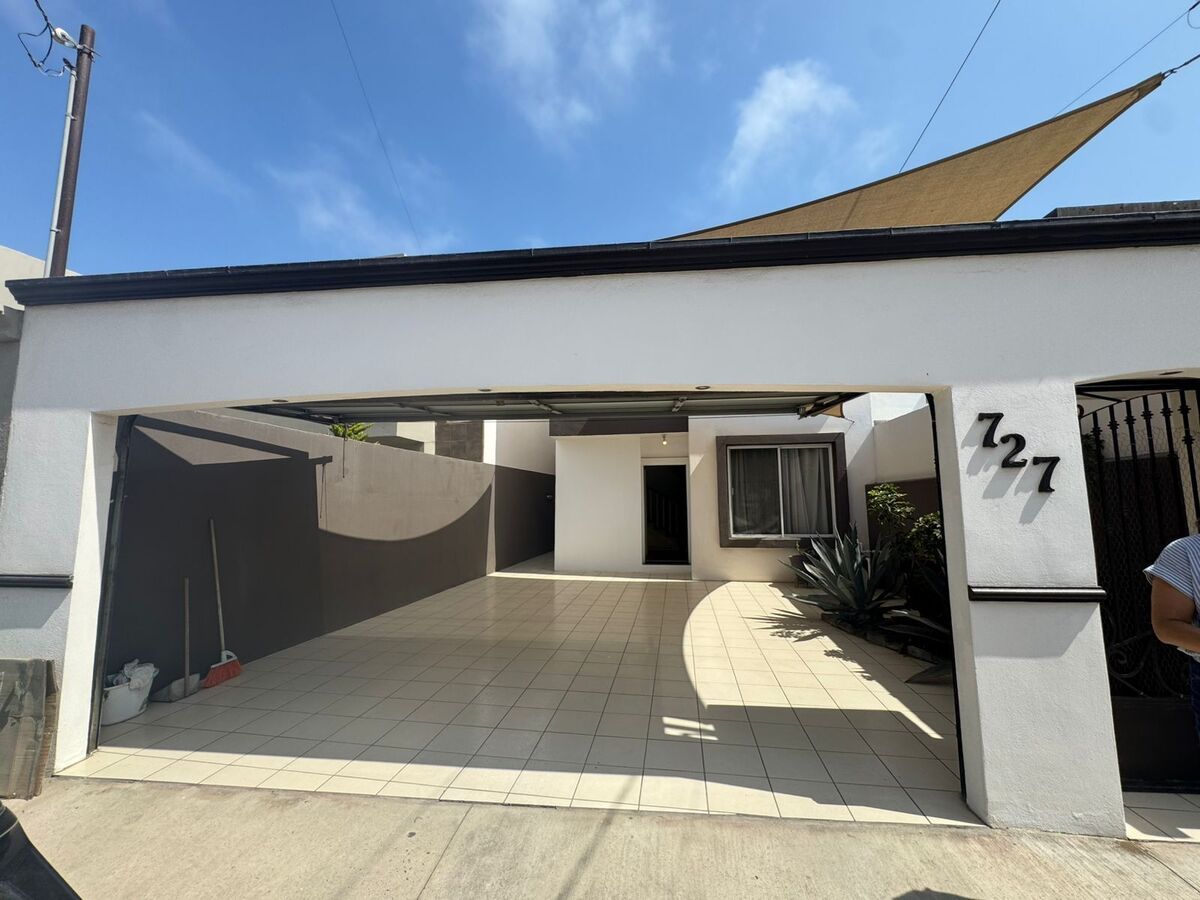 3 de 13: Frente con porton abierto