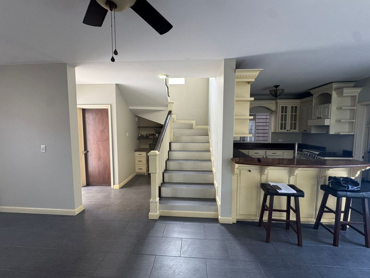 4 de 13: Area de escritorio y escaleras