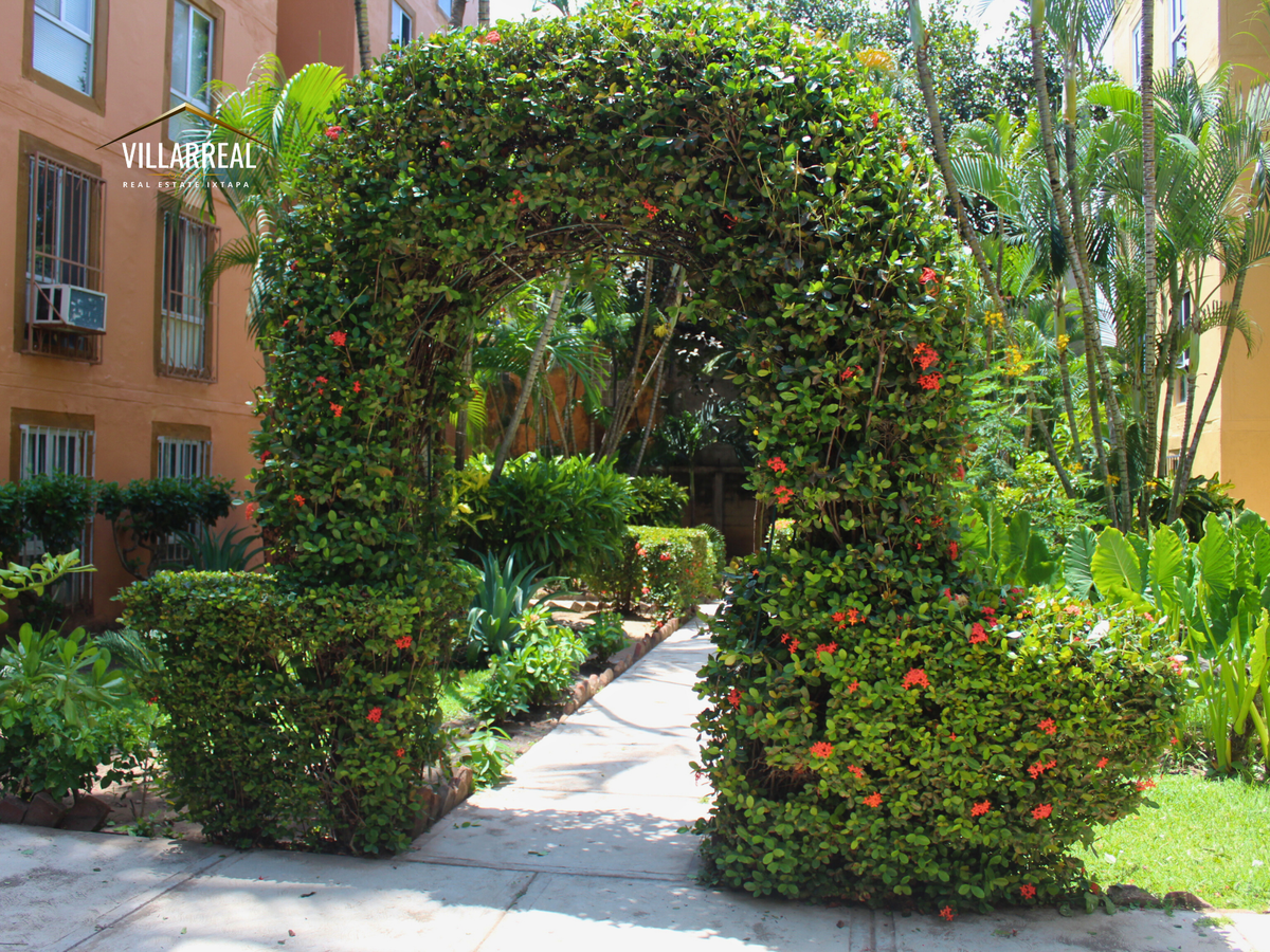 1 of 27: ENTRADA AL EDIFICIO