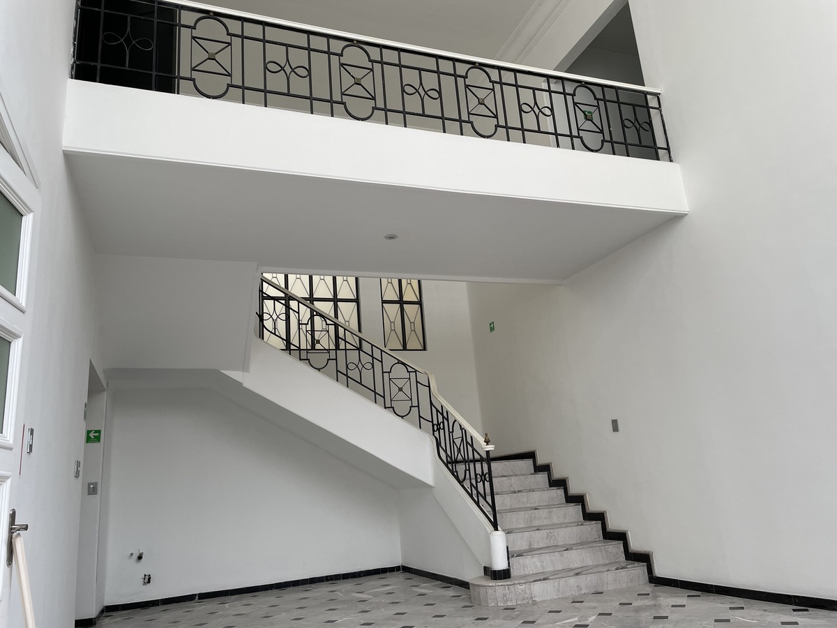 2 de 27: Oficina :Doble Altura en Hall