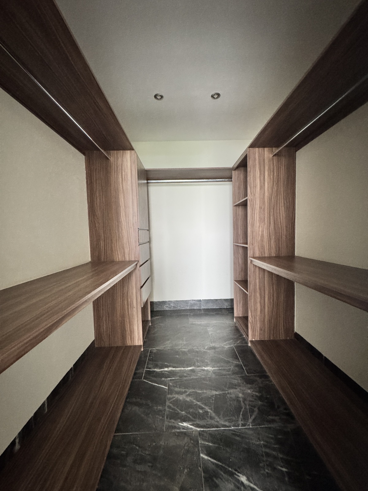 5 de 16: Vestidor principal