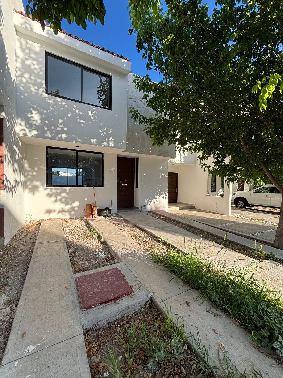 26 of 27: 2 Estacionamientos al frente.