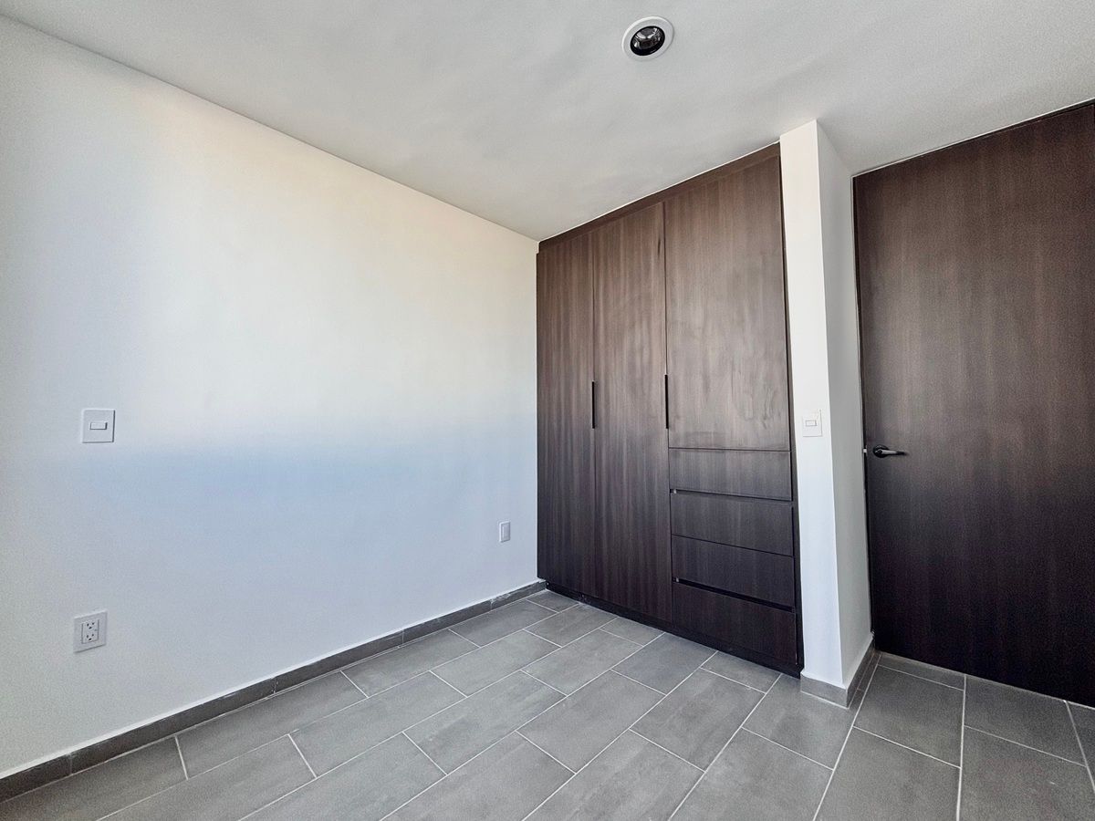 17 of 27: Recámara secundaria 2 con clóset de piso a techo