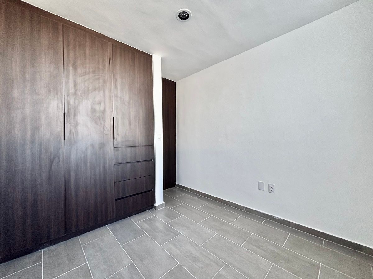 16 of 27: Recámara secundaria 1 con clóset de piso a techo.