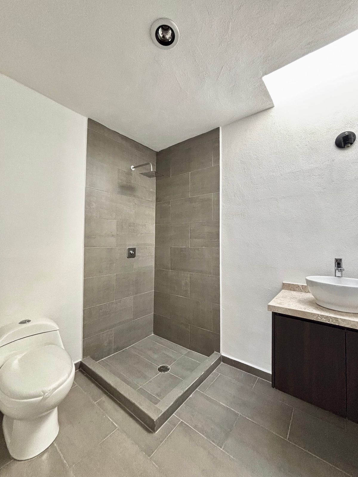 15 of 27: Baño completo .