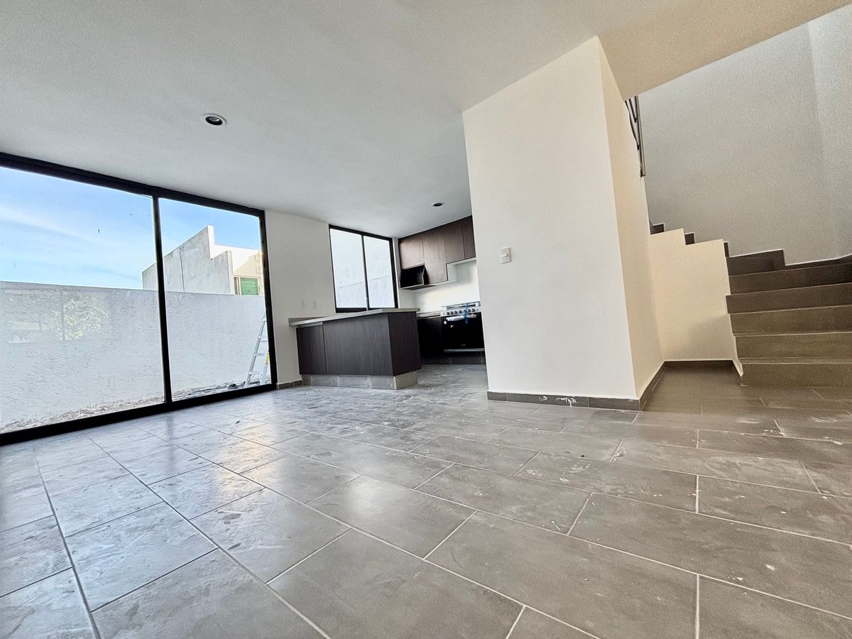 7 of 27: Grandes ventanales que dan luz natural a sala y comedor.