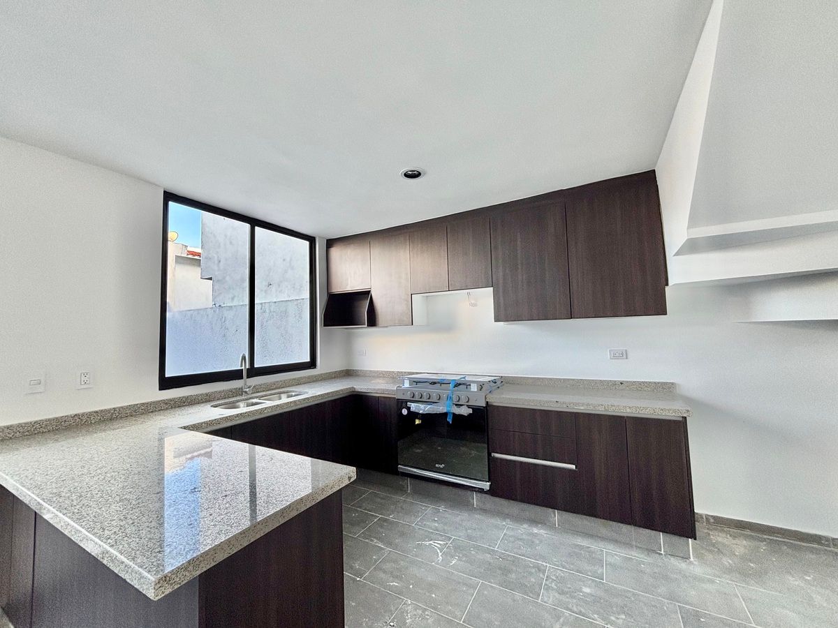 1 of 27: Generosos espacios de almacenamiento.