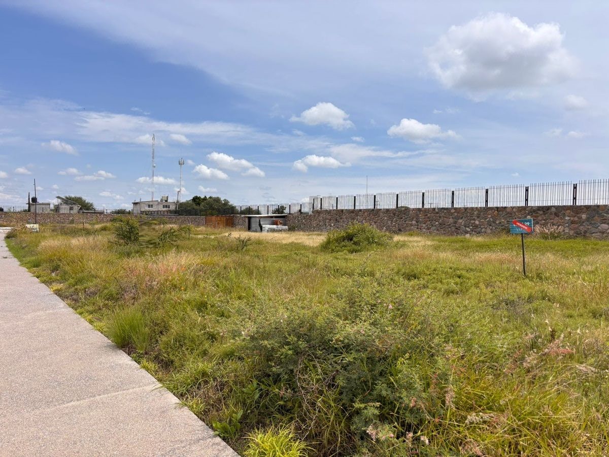 Venta de Terreno en Lomas del Campanario norte - foto 2